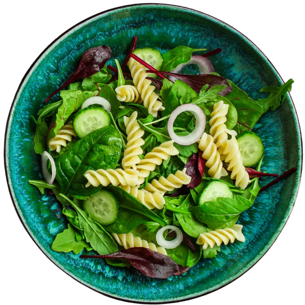 Zdrowe danie na niebieskim talerzu z makaronem i warzywami